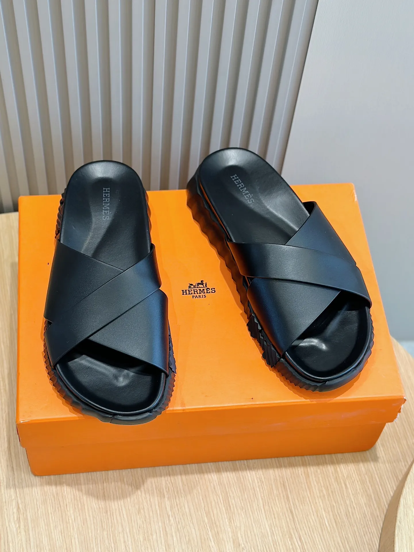 [HERMÈS] Top men's shoes 💰: 340💰 Size: 39-44 (38.45 46 custom-made) Herme*H Home Hermès Men's Sandals and Slippers - Original Replica Purchase the original version and make it one to one, the outsole is privately modeled, and the outsole color corresponding to each color is the same as the original version. Come to those who know the stuff 💪 The ultra-light soles are designed in contrasting colors, and they feel so comfortable on your feet! Calfskin, cowhide feet, private mold outsole.